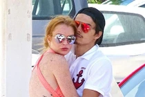 Lindsay úp mở chuyện mang thai, cáo buộc hôn phu lăng nhăng