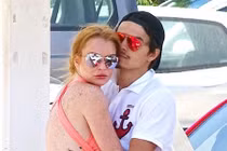 Lindsay úp mở chuyện mang thai, cáo buộc hôn phu lăng nhăng