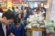 29 Tết, nhiều siêu thị “cháy hàng” hạt dưa, mứt tết…