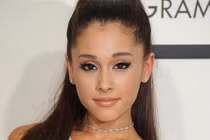 Ariana Grande suy sụp sau vụ nổ bom trong show diễn ở Anh