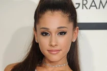 Ariana Grande suy sụp sau vụ nổ bom trong show diễn ở Anh