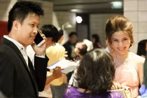 Bạn trai đưa đón Diễm My 9x ra mắt phim bằng xế sang