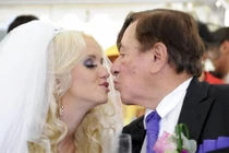 Người mẫu Playboy kết hôn với tỷ phú đáng tuổi ông