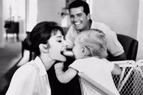 Những khoảnh khắc đời thường của huyền thoại Audrey Hepburn