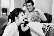 Những khoảnh khắc đời thường của huyền thoại Audrey Hepburn
