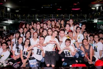 Phạm Hương tươi tắn bên 500 fans giữa "tâm bão" The Face