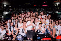 Phạm Hương tươi tắn bên 500 fans giữa "tâm bão" The Face