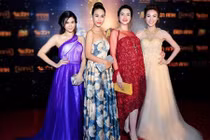 Trang Nhung mang bầu nhí nhảnh bên đồng nghiệp