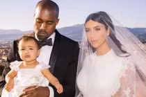 Vợ chồng Kim Kardashian tiêu gần 700 tỷ một năm