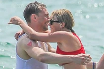 Taylor Swift và Tom Hiddleston âu yếm nhau trên biển
