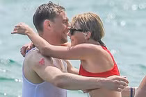 Taylor Swift và Tom Hiddleston âu yếm nhau trên biển