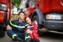 Ảnh cưới siêu độc của cặp lính cứu hỏa Quảng Trị