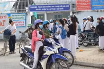 Thầy giáo làm lộ đề thi để trả ơn bị thôi việc