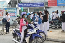 Thầy giáo làm lộ đề thi để trả ơn bị thôi việc