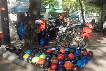 Hàng loạt vỉa hè ở trung tâm TPHCM bị tái chiếm