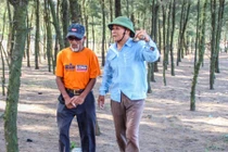Lão ngư hơn 30 năm trồng phi lao chắn sóng bảo vệ dân làng