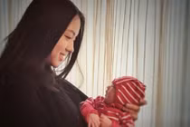 Hoa hậu Thế giới Trương Tử Lâm khoe con gái đầu lòng