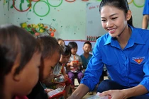Á hậu Thanh Tú giản dị đi từ thiện ở Hà Giang