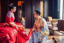 Chồng trẻ quỳ xuống đi giày cho Chung Lệ Đề trong ngày cưới