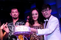 Vợ chồng Long Nhật ôm nhau khóc trên sân khấu 