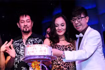 Vợ chồng Long Nhật ôm nhau khóc trên sân khấu 