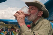 Kỳ dị loại bia lên men từ nước bọt các thiếu nữ