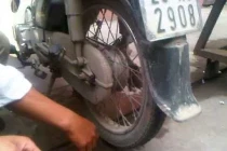 Bắt quả tang kẻ chuyên chọc lốp xe máy trong siêu thị BigC