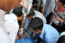 Thầy giáo tạt axít vào 4 cán bộ, giáo viên kinh hoàng