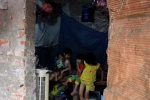 “Đặc khu ổ chuột” dưới chân cầu Long Biên