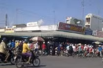 Hàng ngàn người chen nhau bán vàng sát biên giới