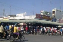 Hàng ngàn người chen nhau bán vàng sát biên giới