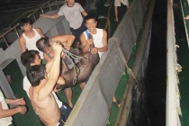 Tiếp tế trong đêm giữa Hoàng Sa thế nào?