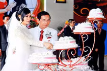 Có bao nhiêu đại gia cưng chiều vợ hơn ông Lê Ân?