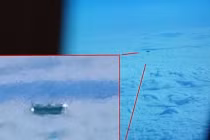 Bí ẩn vật thể UFO xuất hiện ngoài cửa máy bay