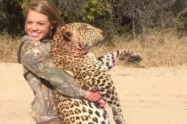 Quái thú chết thảm dưới tay người đẹp