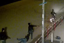 “Cò” xe đánh hội đồng, kéo lê khách giữa đường