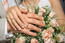 Hạnh phúc ngọt ngào sau hôn lễ méo mó