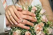 Hạnh phúc ngọt ngào sau hôn lễ méo mó