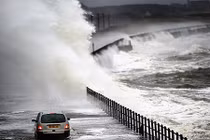 Chết khiếp với hình ảnh những con sóng hung thần ở Anh