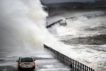 Chết khiếp với hình ảnh những con sóng hung thần ở Anh