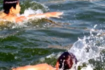 Hàng trăm học trò bị “ép” thi bơi giữa trời giá rét