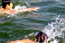 Hàng trăm học trò bị “ép” thi bơi giữa trời giá rét