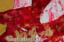 Thịt lợn luộc chín đổi màu đỏ quạch như máu