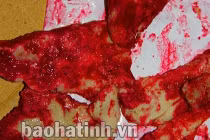 Thịt lợn luộc chín đổi màu đỏ quạch như máu