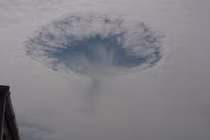 Bầu trời bị thủng một lỗ to tướng ở nước Anh?