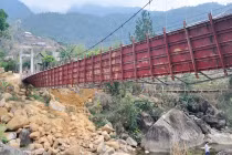 Xây cầu tạm cạnh cầu treo bị sập ở Lai Châu