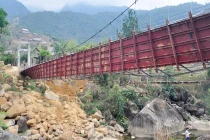 Xây cầu tạm cạnh cầu treo bị sập ở Lai Châu