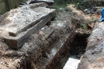 Ngôi mộ cổ ở Quảng Nam bị đào xới vung vãi