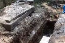 Ngôi mộ cổ ở Quảng Nam bị đào xới vung vãi