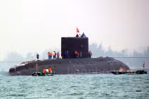 Xem tàu ngầm Kilo HQ183 vào quân cảng Cam Ranh